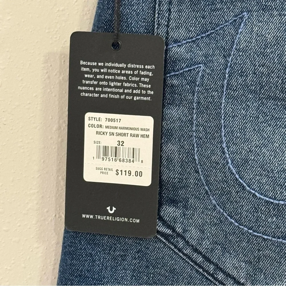 True Religion NWT 32 Medium Wash Ricky SN Relaxed Straight Cut Off Denim Shorts
